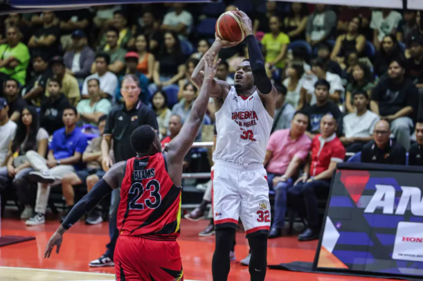 justin brownlee leads victory of ginebra vs san miguel